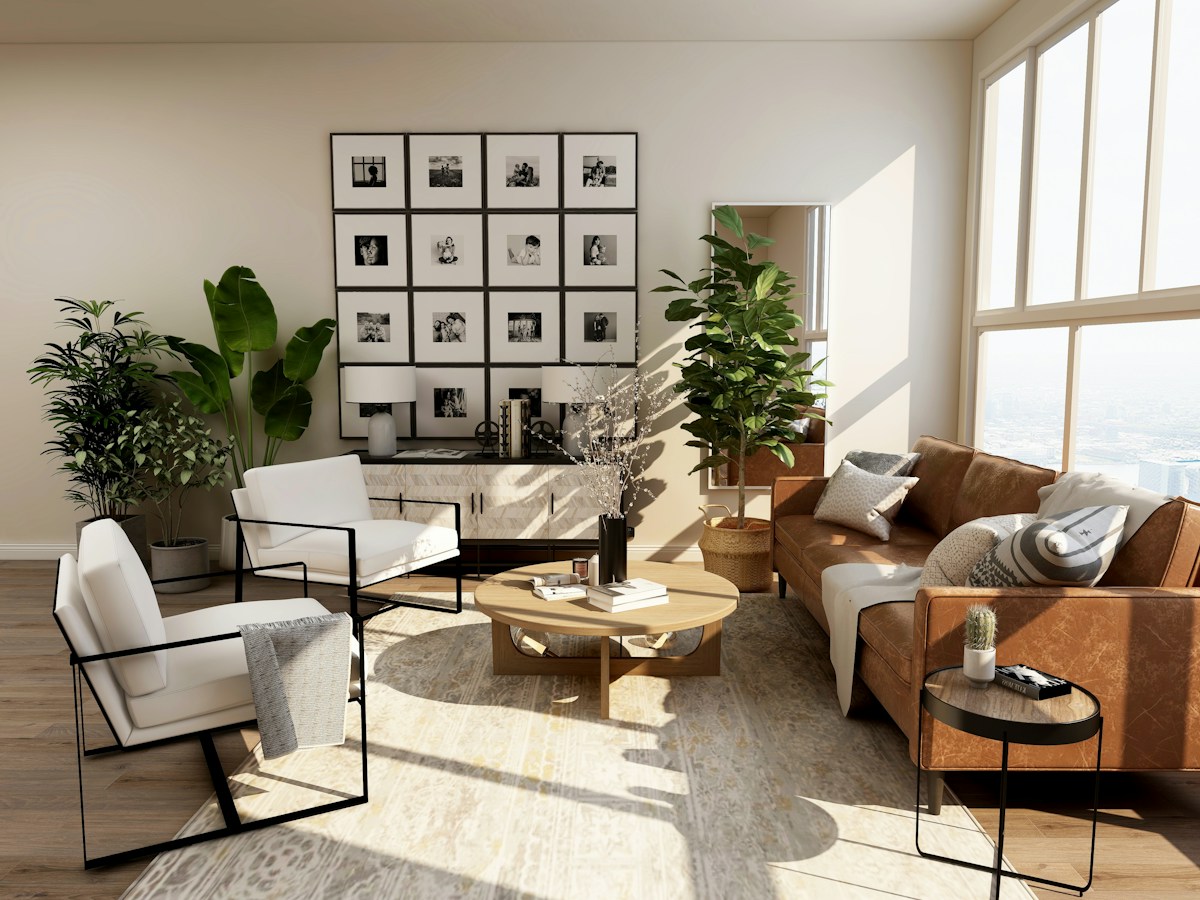 Helles Wohnzimmer mit Sofas, Sesseln und großen Fenstern — illustratives Foto